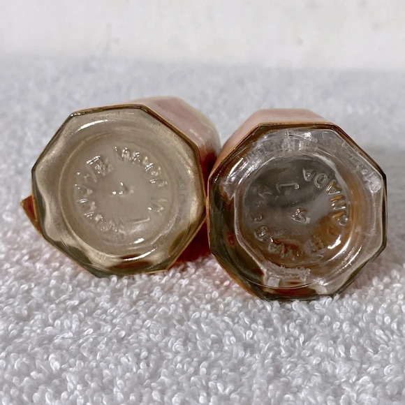 Vintage Revelatoke British Columbia Glass Salt & Pepper Shakers - Picture 6 of 9